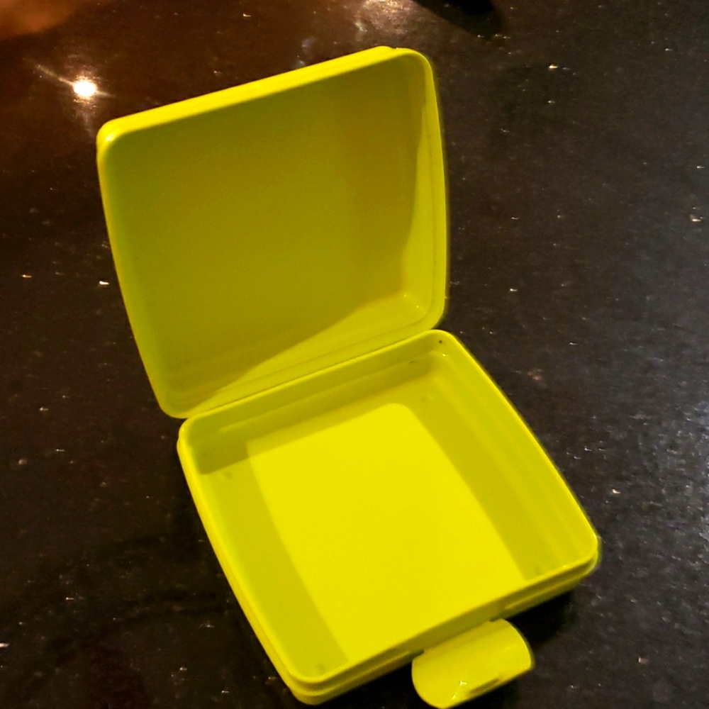 Tupperware 🥪 container - Picture 2 of 4